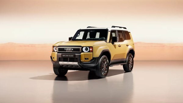 Land Cruiser е една от най-популярните линии на Toyota и е един от най- добрите автомобили за шофиране в сняг, който се предлагат в момента. 
Няколко функции правят този автомобил идеален за справяне със заснежени и заледени повърхности. Първо, той има система за задвижване на четирите колела, която помага за контрола и сцеплението върху заледените участъци. Land Cruiser също разполага и с голям просвет, което го прави едни от най-добрите превозни средства за шофиране в дълбок сняг.
В списъка с функции изпъкват още активната спирачна система, която намалява риска от злополуки, плюс контрол на стабилността на автомобила – по същество Land Cruiser автоматично намалява оборотите на двигателя, ако се стигне до момент, в който усетите, че губите контрол над автомобила. По същия начин неговият елегантен активен контрол на сцеплението може да разбере дали дадено колело губи сцепление, като задейства спирачките, за да предотврати превъртането му. 
Вътре Land Cruiser е много просторен, с места за седем души. Опцията за отопляеми предни и задни седалки също ще го направи привлекателен за шофиране в студено време. 
